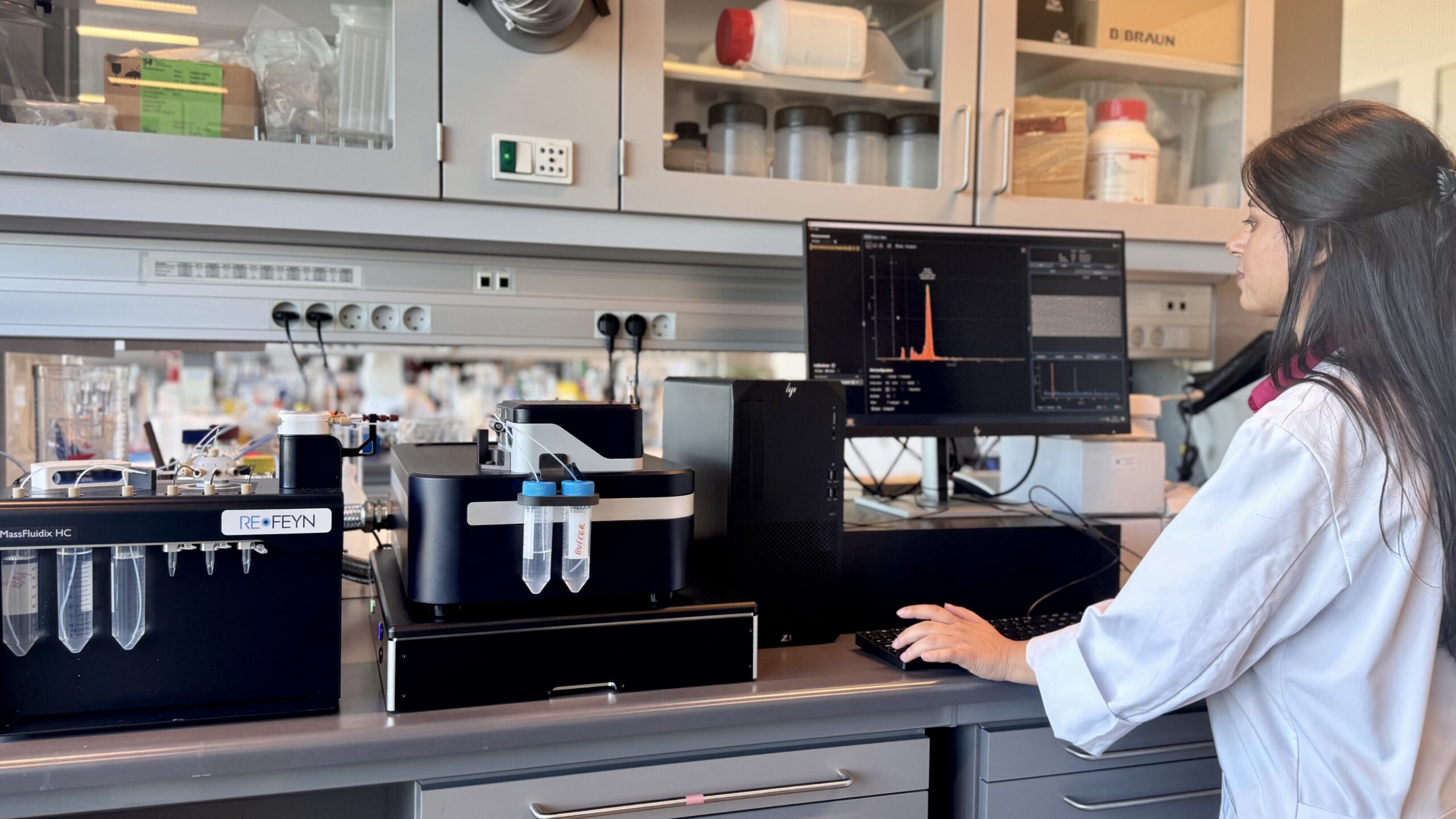 Scientist Anni Kumari uses TwoMP and MassFluidix system in lab